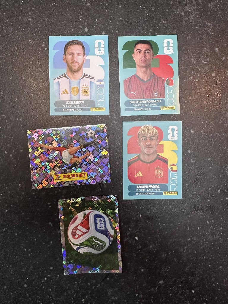 Messi, Ronaldo, Yamal + LOGO & BAL - Panini WK 2026 (MINT), Verzenden, Nieuw, Sticker