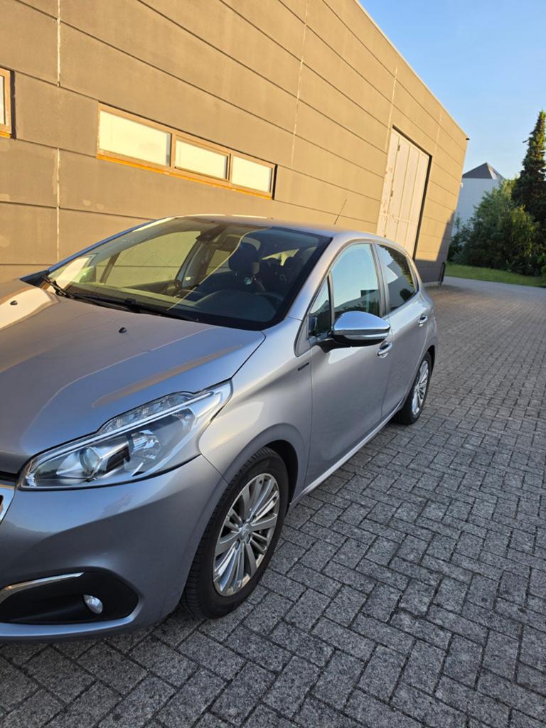 Peugeot 208 Signature 2019 | Dealer onderhouden, Voorwielaandrijving, Stof, 1199 cc, Parkeersensor