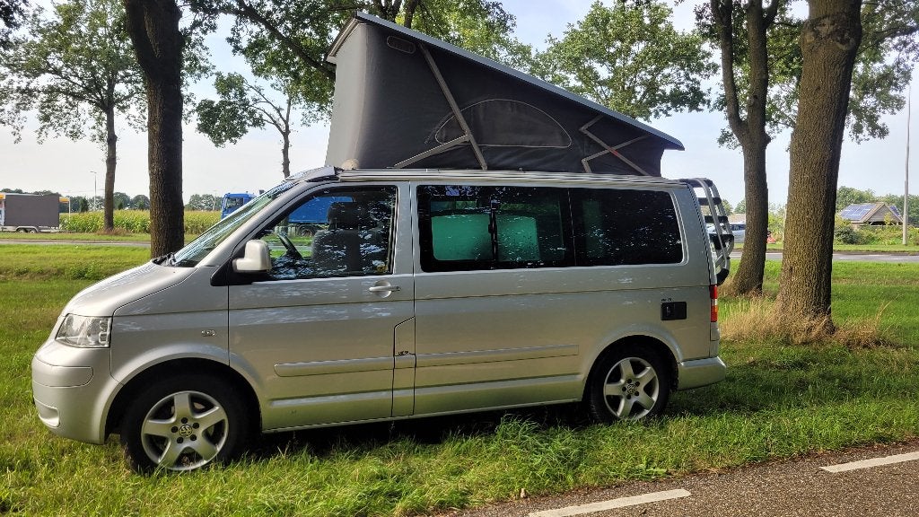 VW T5 California 2.5TDI origineel NL. nieuwe APK, Caravanes & Camping, Camping-cars, Siège de train, Jusqu'à 4, Jusqu'à 5 mètres