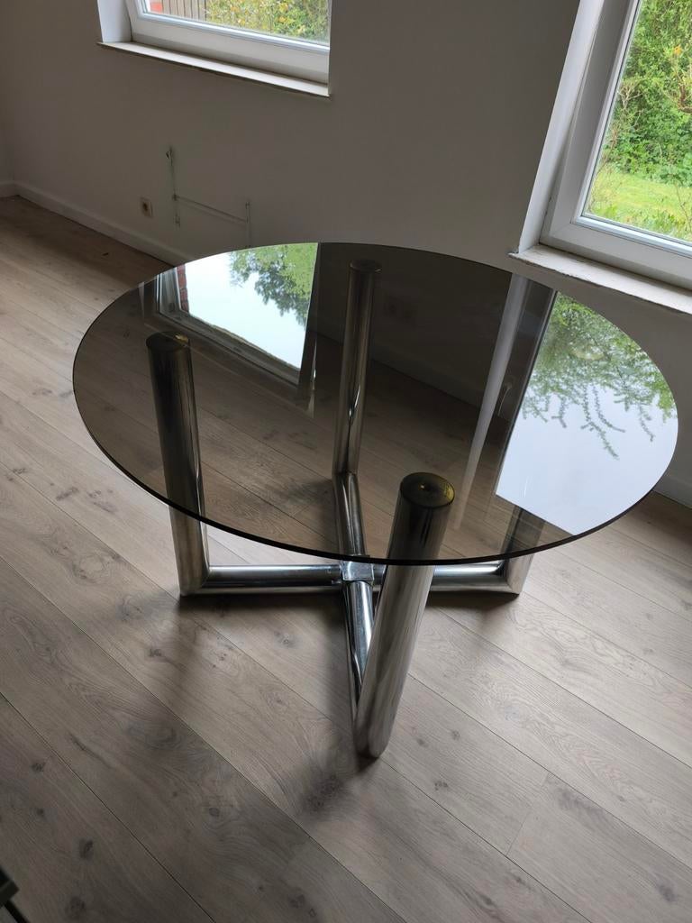 Une jolie table ronde design verre fumé 110cm, Maison & Meubles, Tables | Tables de salon, Verre, Métal, Enlèvement