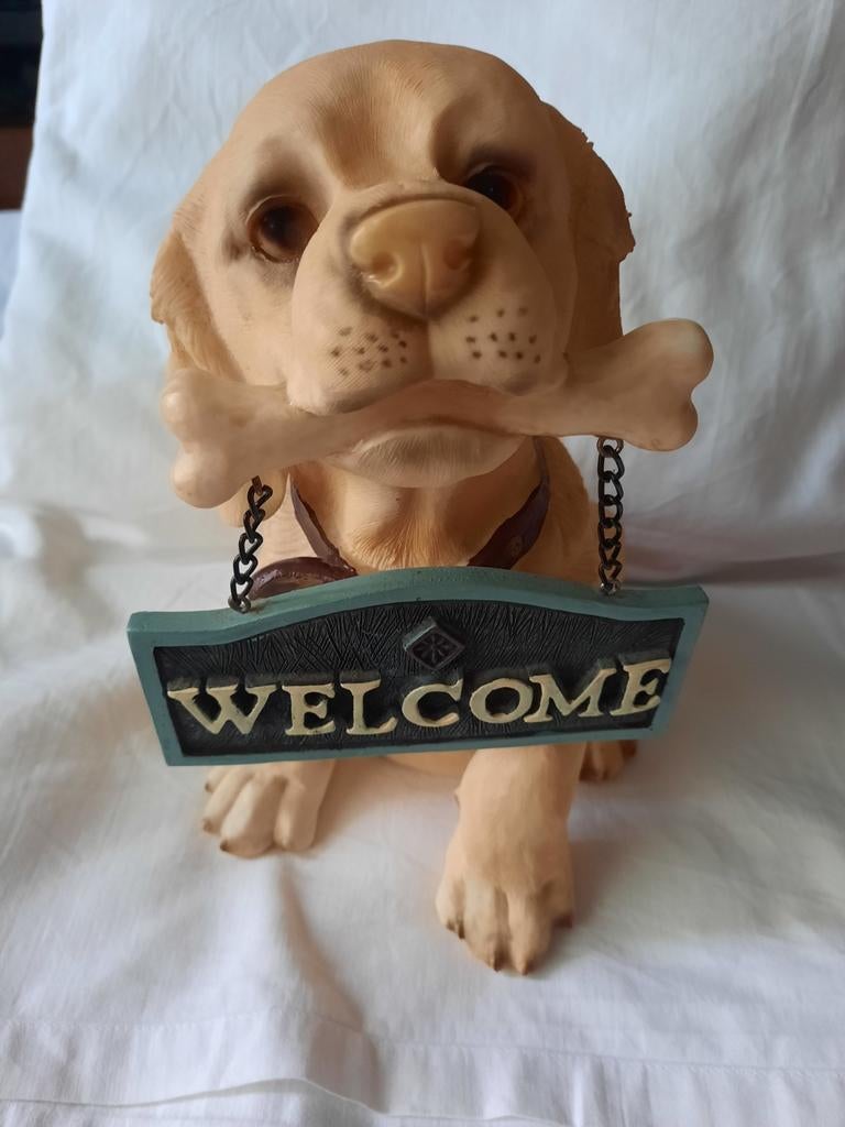 Hond met "welcome"-bordje, Verzenden