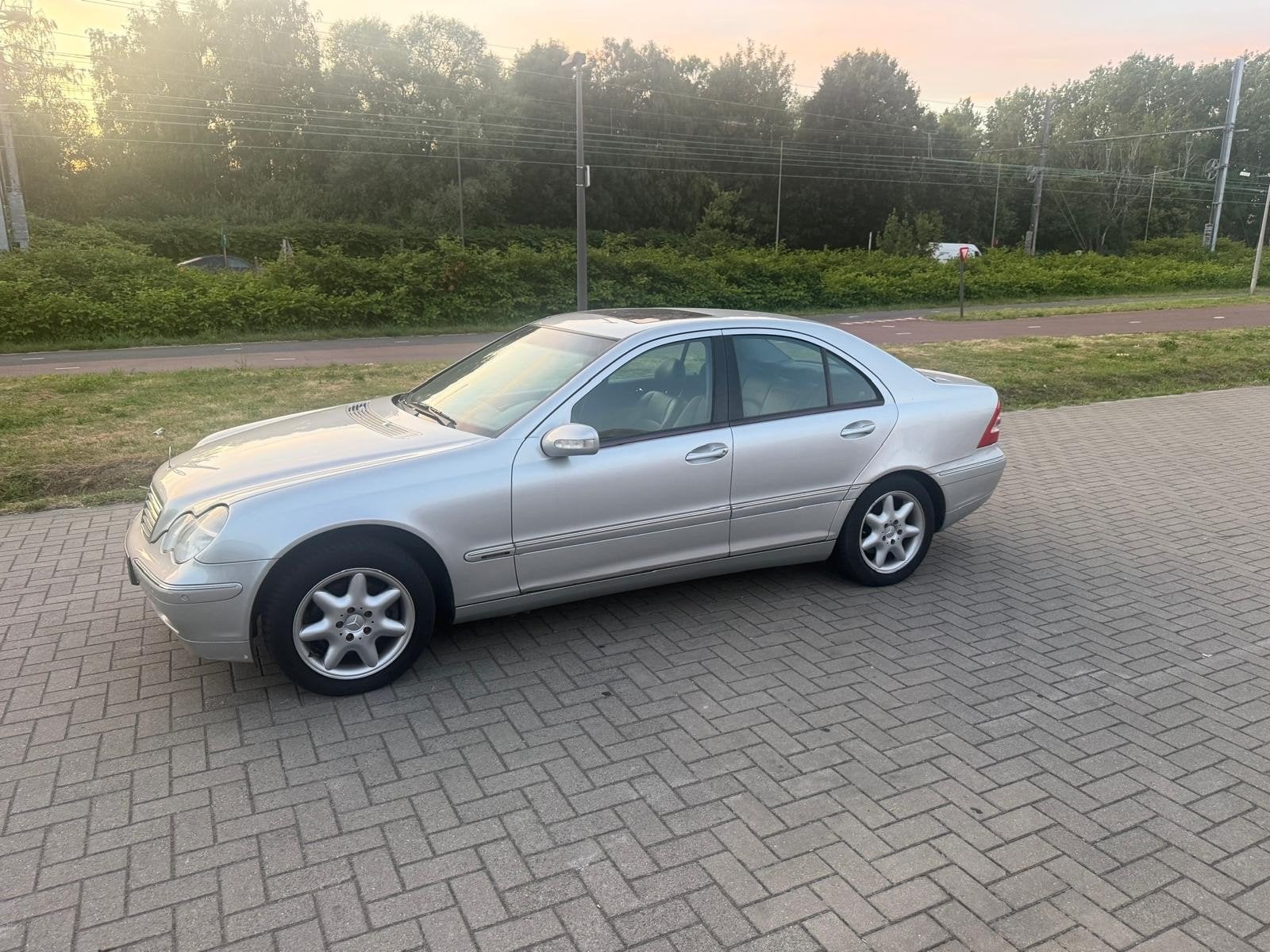 MERCEDES C240 2.6 BENZIN V6 AUTOMAAT 2001 190000KM AC 163PK, Auto's, Mercedes-Benz, Zwart, 22 cc, Leder, 5 zetels