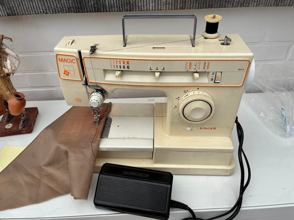 Vintage naaimachine Singer Magic 14 midel 8214 werkt nog, Ophalen, Gebruikt, Naaimachine, Singer
