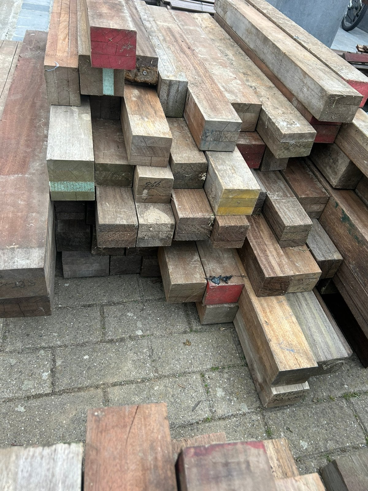 Lot hardhout balken verschillende lengte  480€, Ophalen, Zo goed als nieuw, Balken, Hardhout