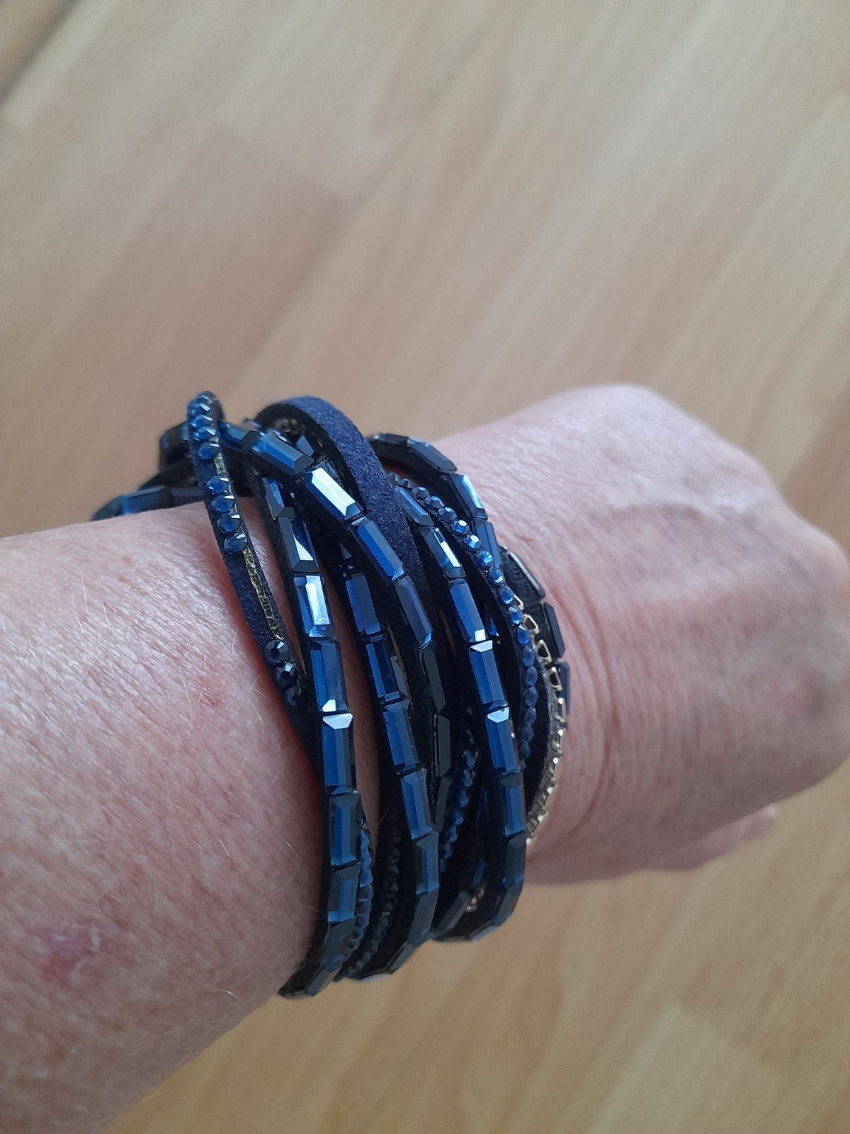 bracelet à paillettes, Enlèvement