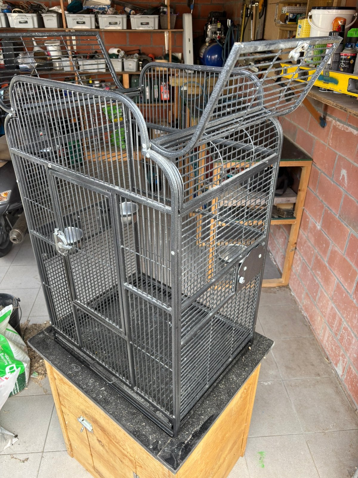 vogelkooi met eiken kast, Animaux & Accessoires, Oiseaux | Cages & Volières, Enlèvement, Comme neuf, Cage à oiseaux