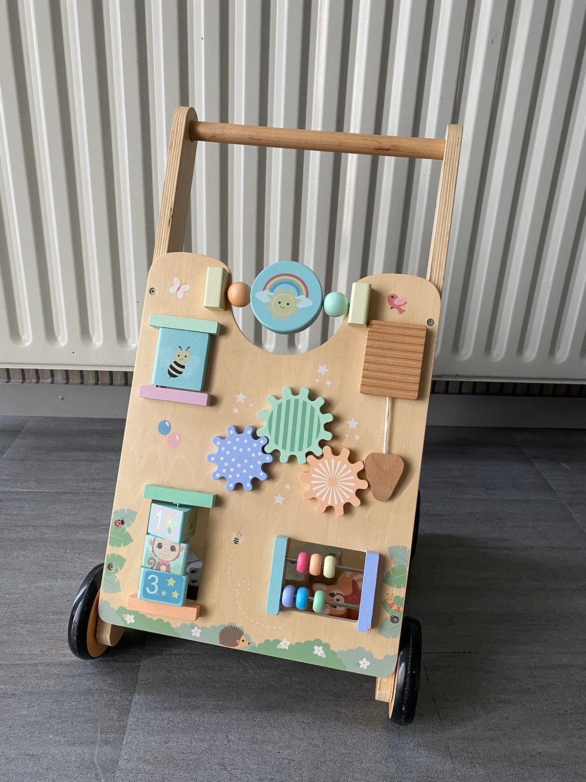 Houten loopwagen met activiteitenpaneel - Jouéco, Kinderen en Baby's, Ophalen of Verzenden, Zo goed als nieuw
