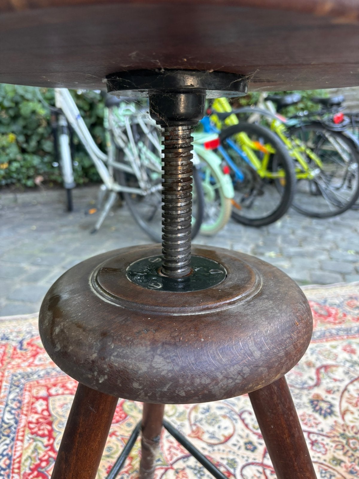 Oud antiek krukje, Ophalen, Gebruikt
