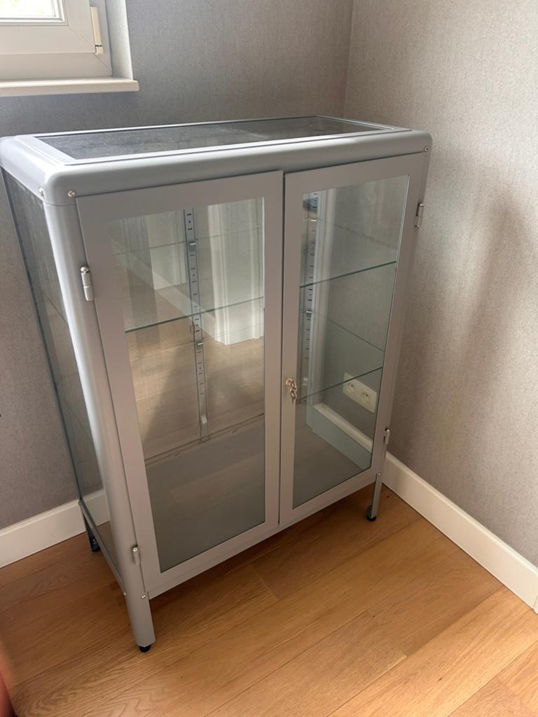 Glazen vitrinekast, Huis en Inrichting, Ophalen, Met deur(en), 100 tot 150 cm, 100 tot 150 cm