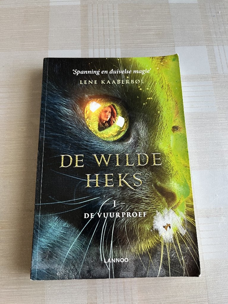 De wilde heks: de vuurproef - boek, Boeken, Lene Kaaberbol, Ophalen of Verzenden, Zo goed als nieuw, Fictie
