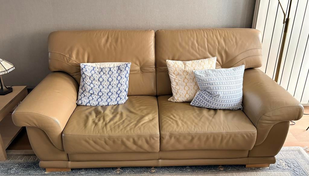 Beige leren zetels, blauwe clubzetel + tapijt, Huis en Inrichting, Ophalen, Gebruikt, Leer, Rechte bank