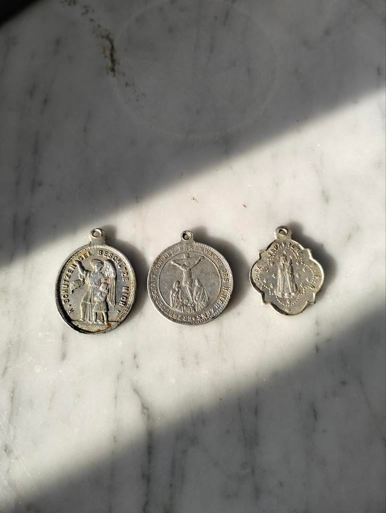 Katholieke medallionetjes, Antiek en Kunst, Antiek | Religieuze voorwerpen, Ophalen of Verzenden