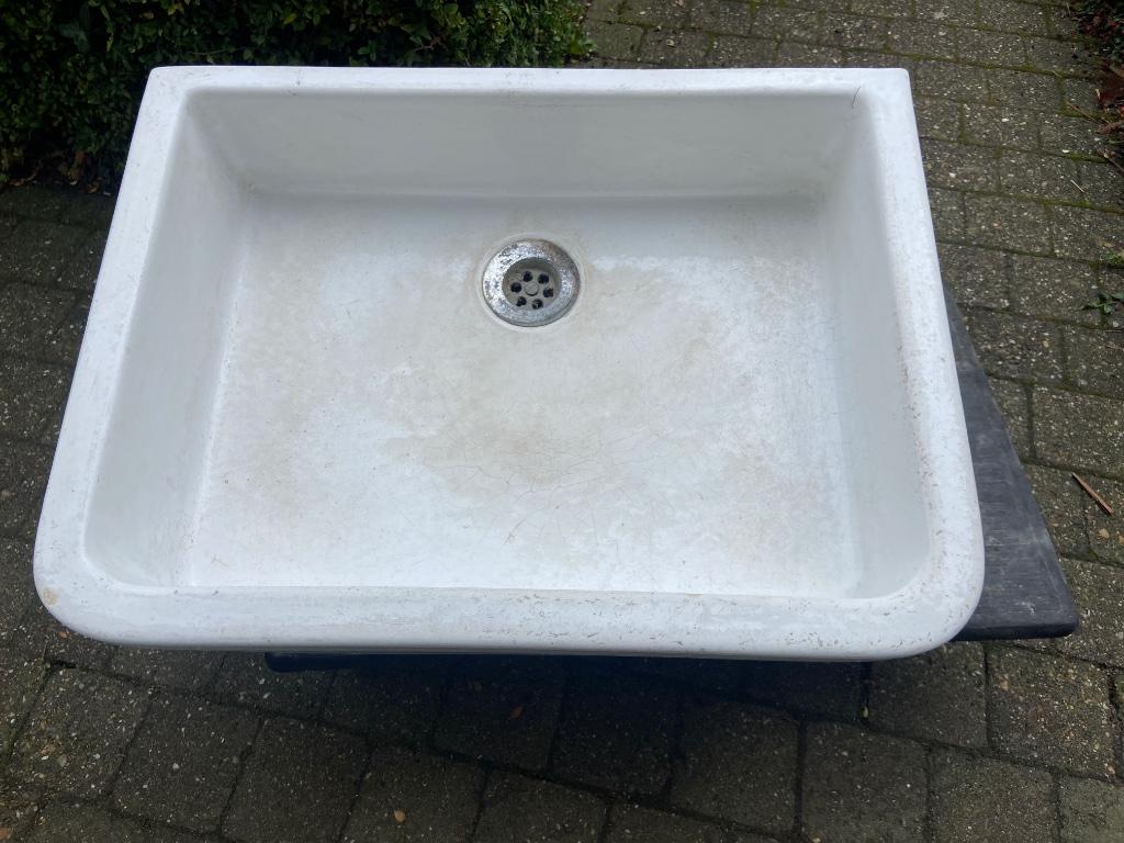 Oude porseleinen uitgietbak, Enlèvement