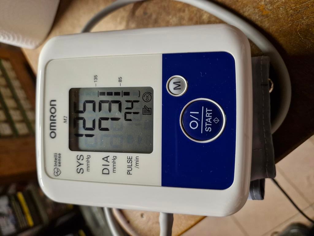 Nwe,elektronische bloeddrukmeter, Ophalen, Zo goed als nieuw