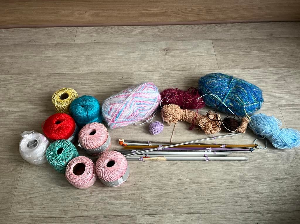 Breipakket bestaande uit breinaalden en wol, Hobby en Vrije tijd, Ophalen, Zo goed als nieuw, Breien, Naald