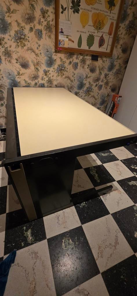Bureel met kabelgoot 1m60 breed, 85cm diep, 75 hoog, Huis en Inrichting, Ophalen, Kabelgoot, Gebruikt
