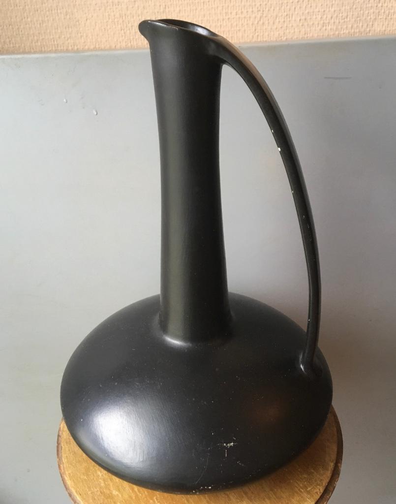 Midcentury, zwarte,ronde, keramieken kruik met handvat, Ophalen of Verzenden