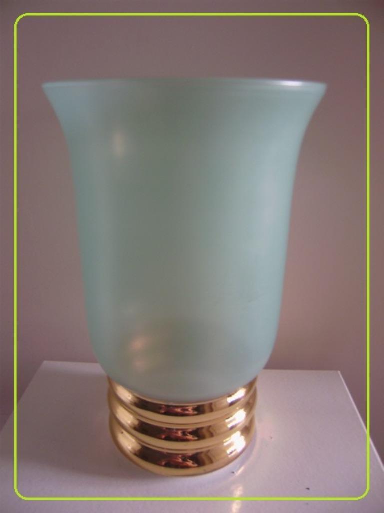 ART DECO : Vaas in watergroen satijnglas en goudkleur basis, Ophalen