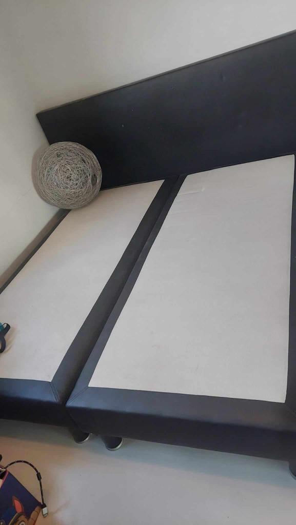 2 persoons boxspring bed met (kunst)leder en poten 1m80breed, Enlèvement ou Envoi