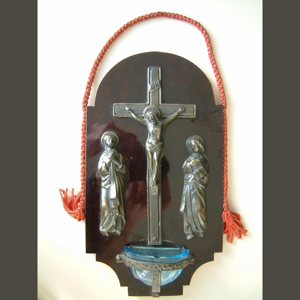 Ancien bénitier avec décor de calvaire en métal, Enlèvement ou Envoi