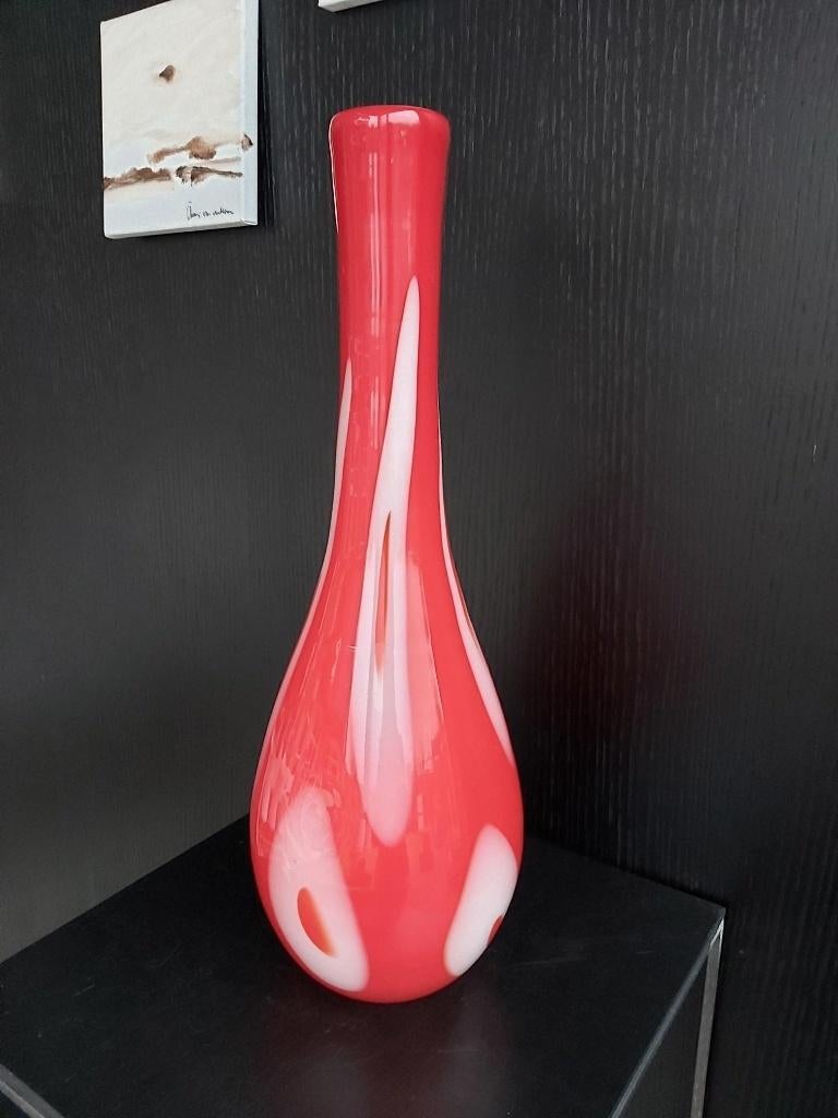 Prachtige grote glazen design vaas, rood wit 55cm, Huis en Inrichting, Woonaccessoires | Vazen, 50 tot 75 cm, Ophalen of Verzenden