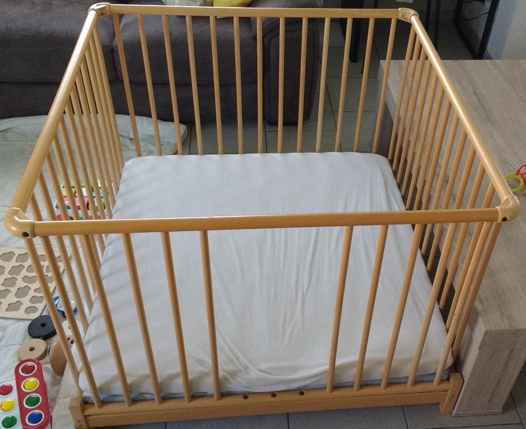 Kinderbox met matras en hoeslakens, Ophalen, Vierkant, Wieltjes