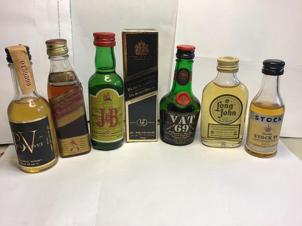 Anciennes mignonnettes d’alcool et de liqueur, Neuf