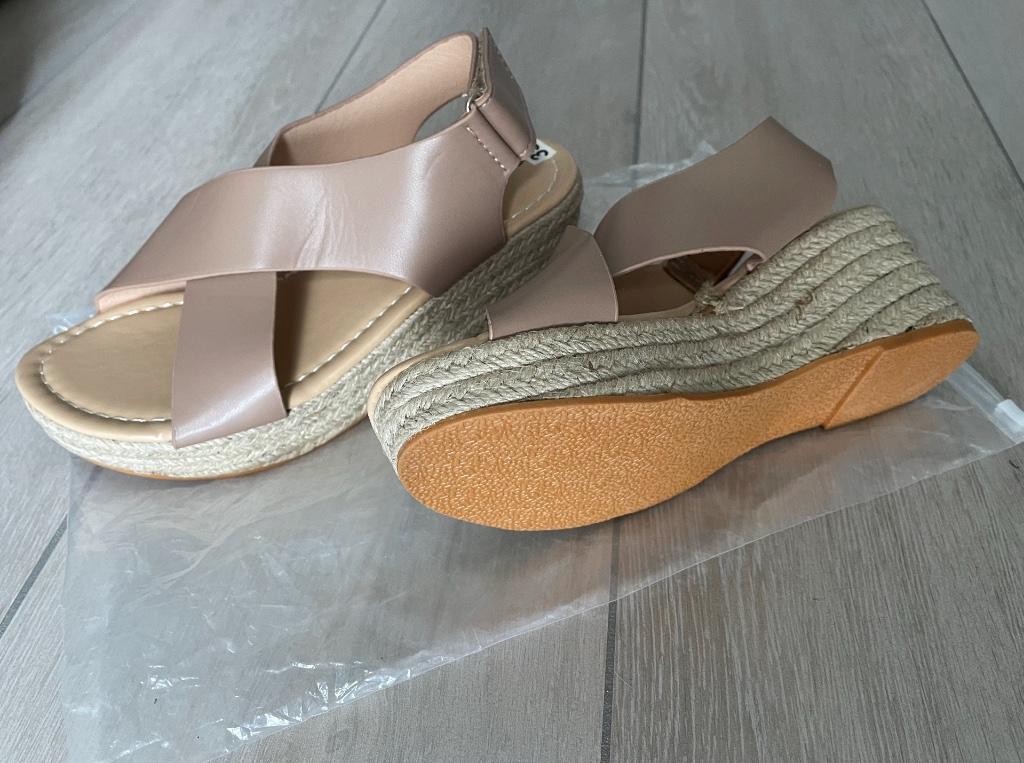 Stijlvolle sandalen NIEUW, Ophalen of Verzenden, Nieuw, Beige