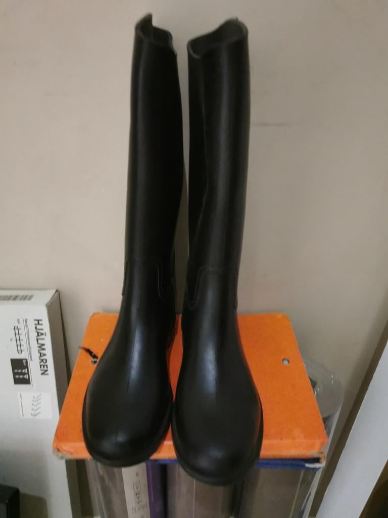 Comme de nouvelles bottes de pluie noires, Enlèvement ou Envoi, Comme neuf