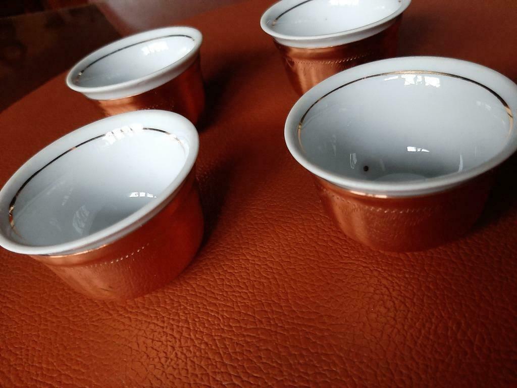 TITOV VELES JUGOPORCELAIN, 4 kleine kopjes in koperen omhuls, Antiek en Kunst, Curiosa en Brocante, Ophalen of Verzenden