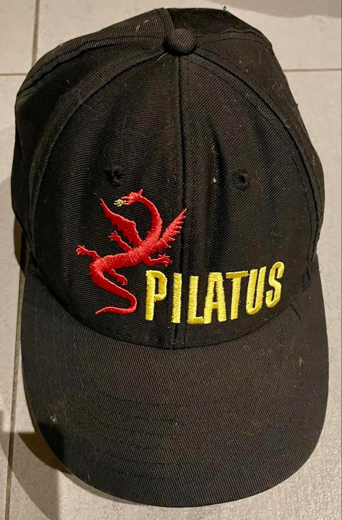 Modieuse zwarte baseballpet met geborduurd logo Pilatus (CH), Ophalen, Zo goed als nieuw