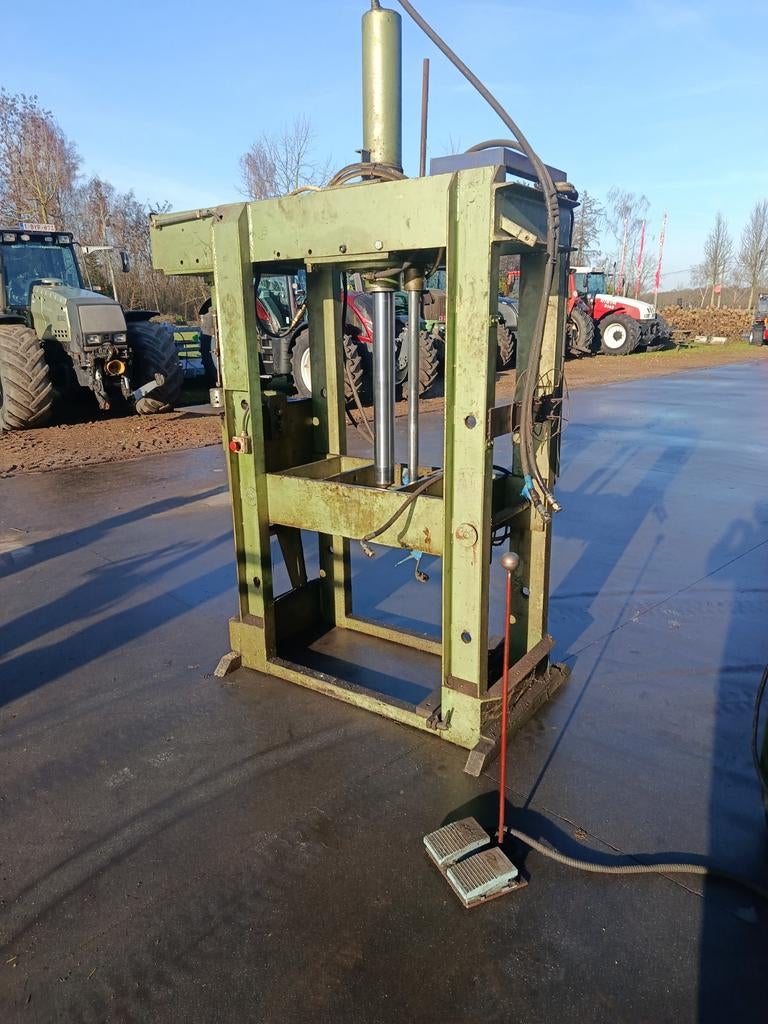 Hydraulische pers met powerpack en pons, Ophalen