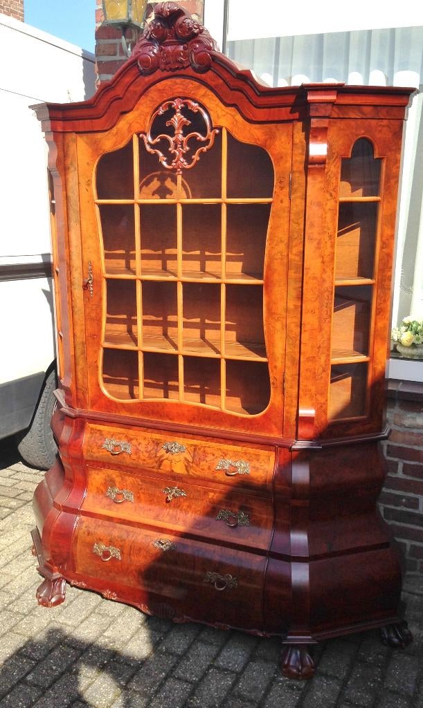 0626 Barok Buik vitrine, notenhout., Huis en Inrichting, Overige materialen, Gebruikt, Barok, 200 cm of meer