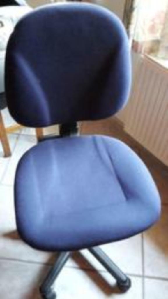 2 chaises de bureau sur roulettes, Maison & Meubles, Enlèvement, Comme neuf, Bleu, Chaise de bureau