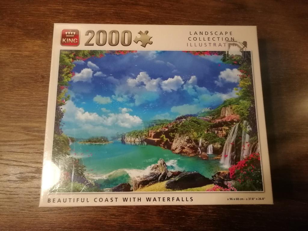 Puzzel King 2000 stukjes Beautiful coast with waterfalls (NI, Ophalen of Verzenden, Meer dan 1500 stukjes, Nieuw, Legpuzzel