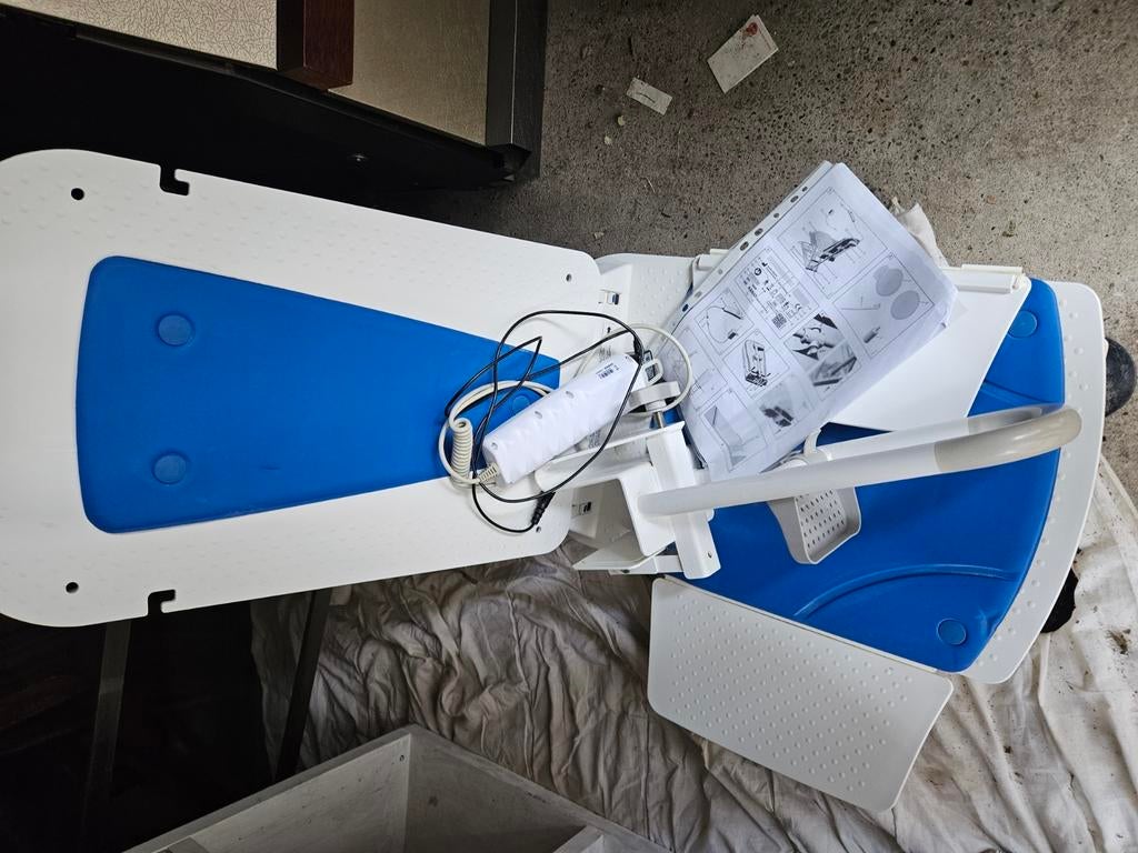 Chaise électrique baignoire plus lit médical électrique, Huis en Inrichting, Badkamer | Badtextiel en Accessoires, Zo goed als nieuw