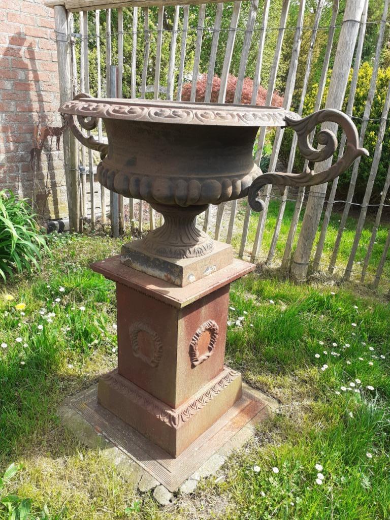 SUPERBE ET GRANDE VASQUE EN FONTE PATINEE ROUILLE SUR SOCLE, Enlèvement, Utilisé
