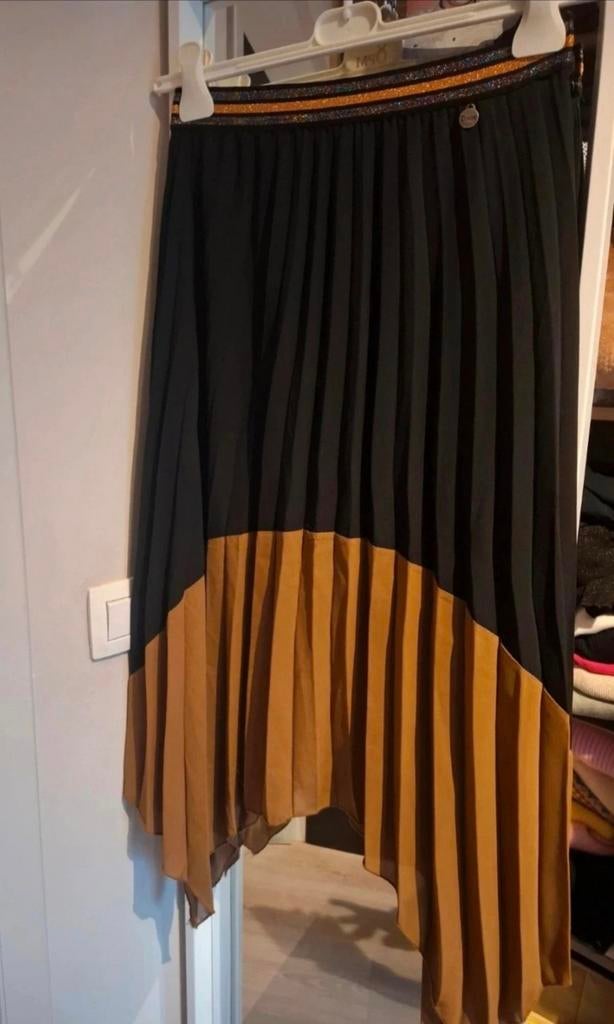 Jupe plissée Dixie M noir camel, Vêtements | Femmes, Jupes, Comme neuf, Taille 38/40 (M), Noir, Sous le genou, Enlèvement ou Envoi
