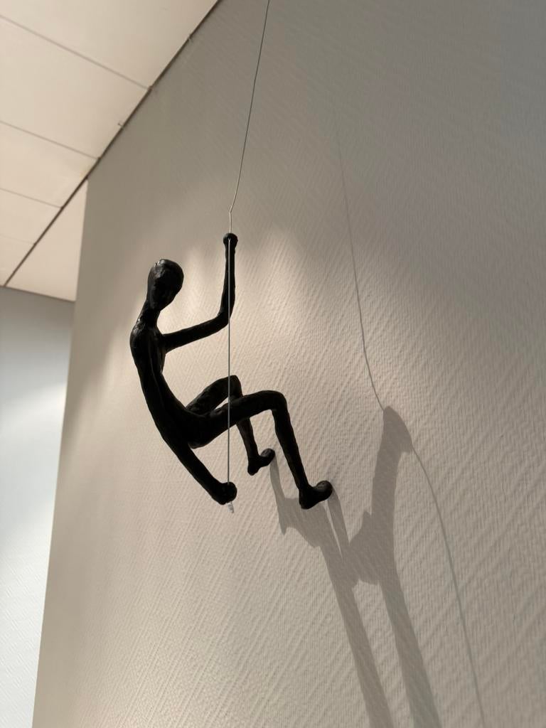Figure d'escalade abstraite — sculpture murale moderne, Enlèvement