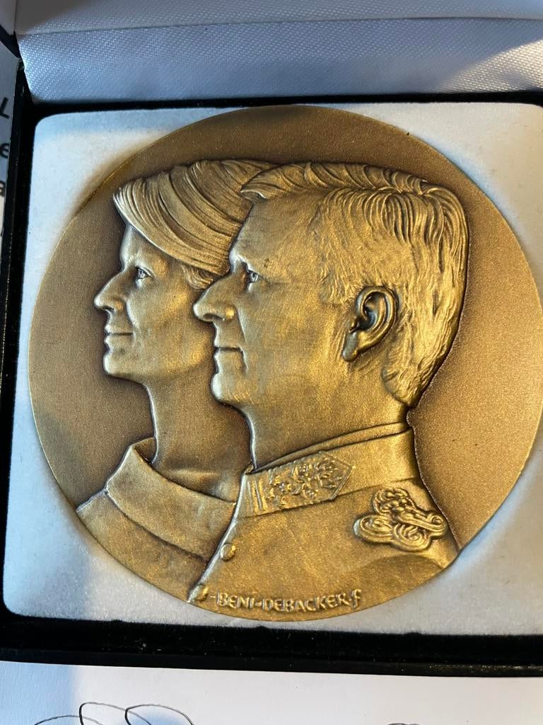 médaille en bronze du Roi Philippe et de la Reine Mathilde, Enlèvement, Bronze