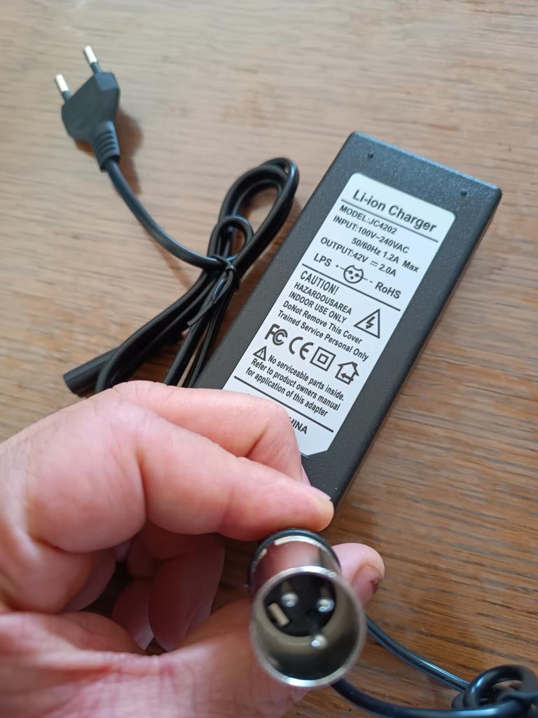 Fiets oplader voor elektrische fiets 42v 2A staat nieuw, Vélos & Vélomoteurs, Accessoires vélo | Batteries de vélo, Enlèvement