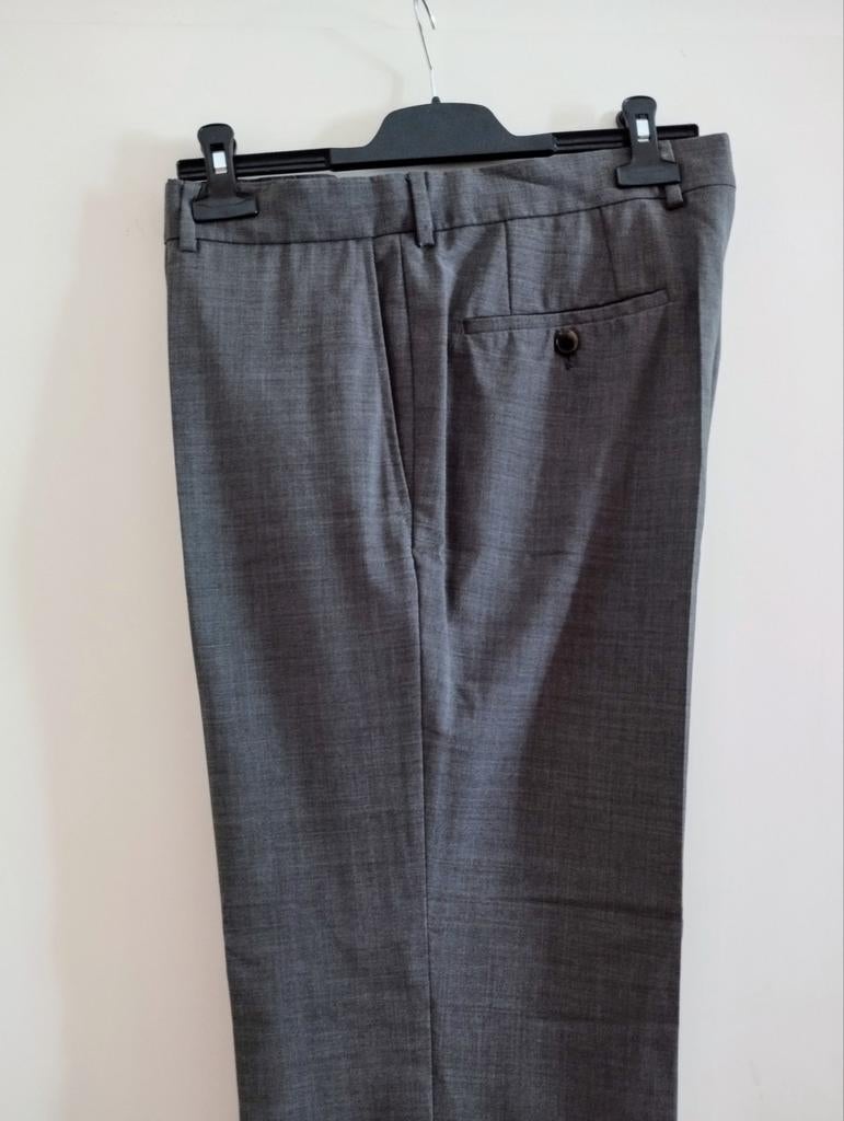 Pantalon HUGO BOSS en gris taille 44, Kleding | Heren, Broeken en Pantalons, Ophalen, Zo goed als nieuw, Grijs
