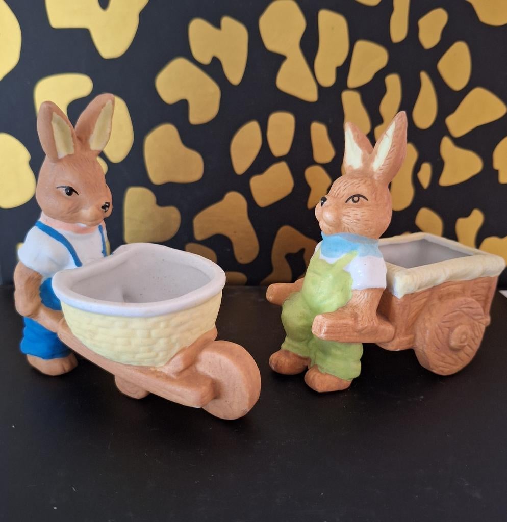 2 mooie vintage beeldjes konijn kar kruiwagen haas, Diversen, Pasen, Ophalen of Verzenden, Zo goed als nieuw