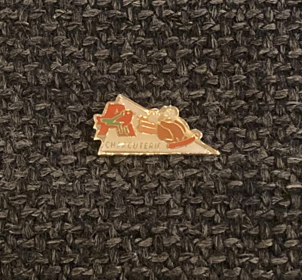 PIN - AUCHAN - CHARCUTERIE, Envoi, Utilisé, Autres sujets/thèmes, Insigne ou Pin's