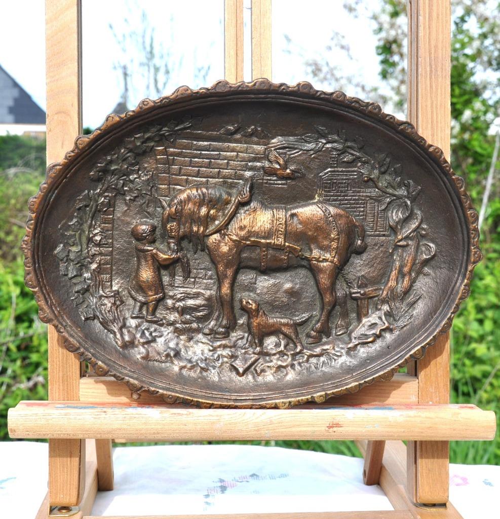 plat mural en bronze decor cheval de trait avec fillette (1), Antiquités & Art, Antiquités | Bronze & Cuivre, Enlèvement ou Envoi