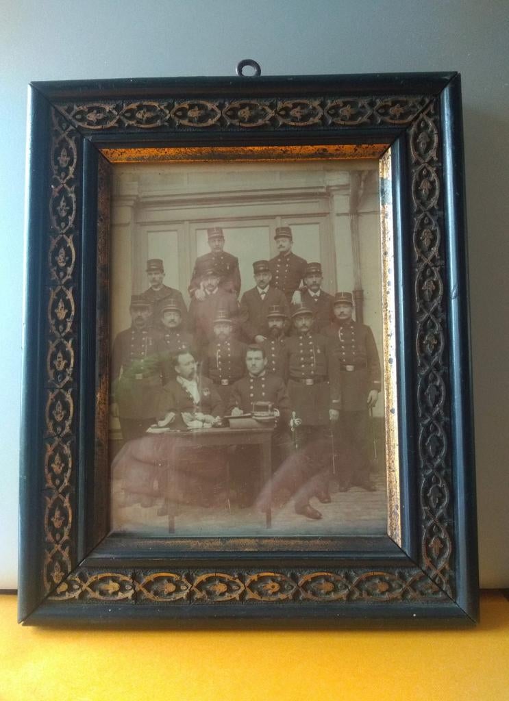 Kader met foto douaniers of politie late 19de Eeuw, Ophalen, Foto