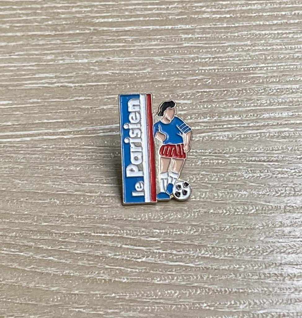 PIN - LE PARISIEN - VOETBAL - FOOTBALL, Verzenden, Gebruikt, Sport, Speldje of Pin