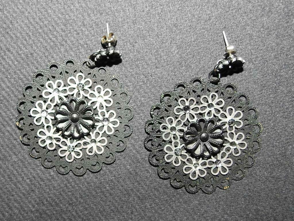 Zwart met zilveren oorhangers, Bijoux, Sacs & Beauté, Boucles d'oreilles, Puces ou Clous, Enlèvement ou Envoi, Utilisé, Autres matériaux