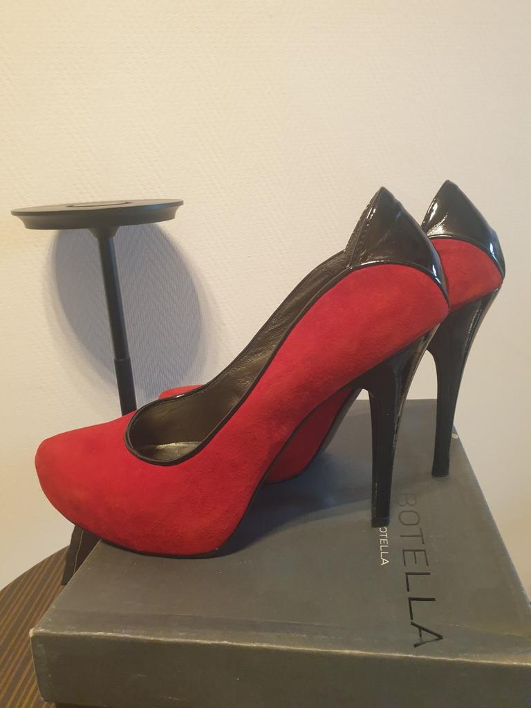 Pumps maat 41 suède, Kleding | Dames, Schoenen, Ophalen of Verzenden, Zwart, Pumps
