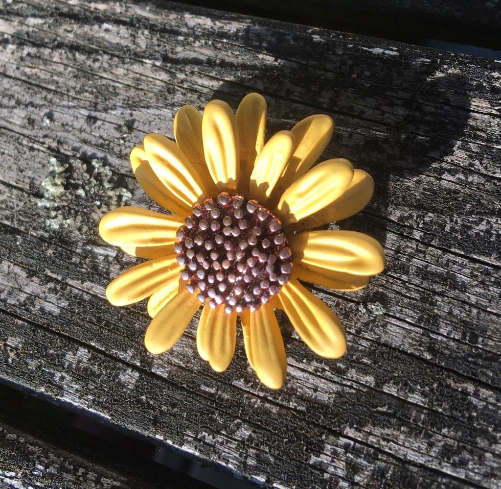 Zonnebloem broche zonnig 🌻✨🌻, Overige materialen, 4 tot 7 cm, Geel, Nieuw